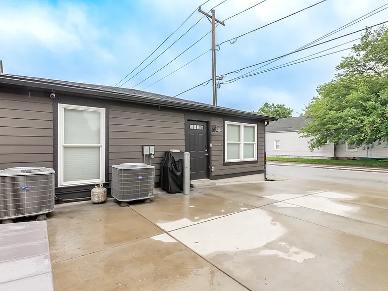 1422 E Elm St #1 — Photo 25
