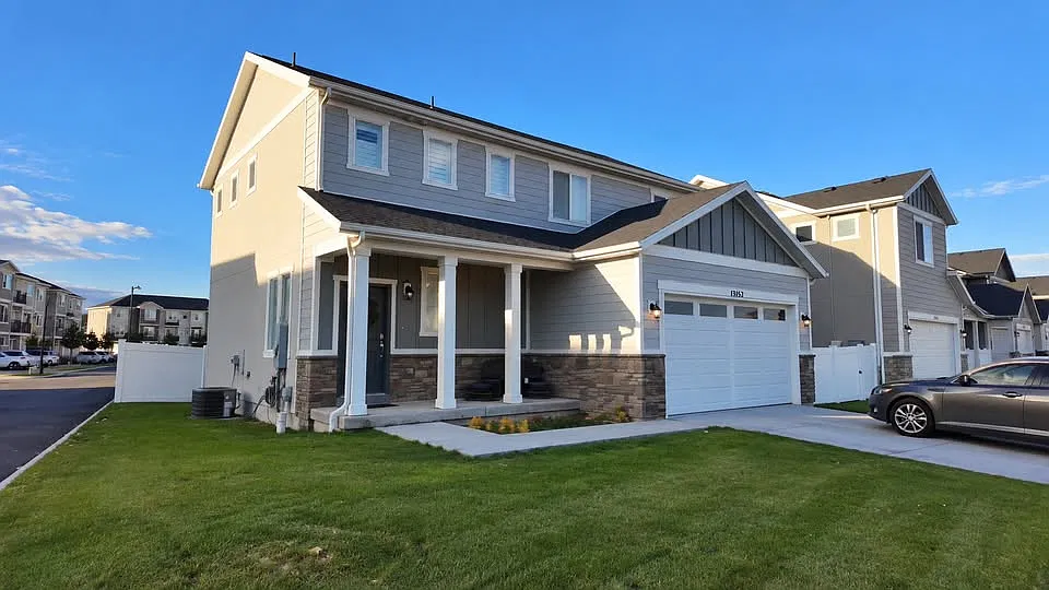 4 bed, 2.5 bath, 2200 sqft, $2,500 — Photo 2