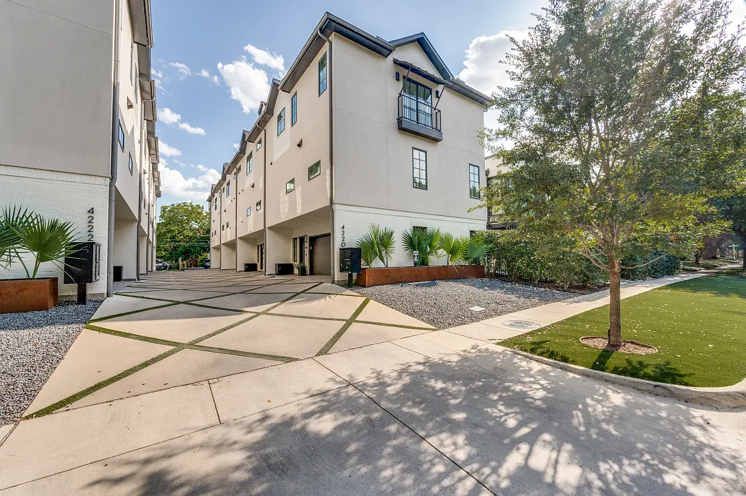 2 bed, 1919 sqft, $8,000 — Photo 1