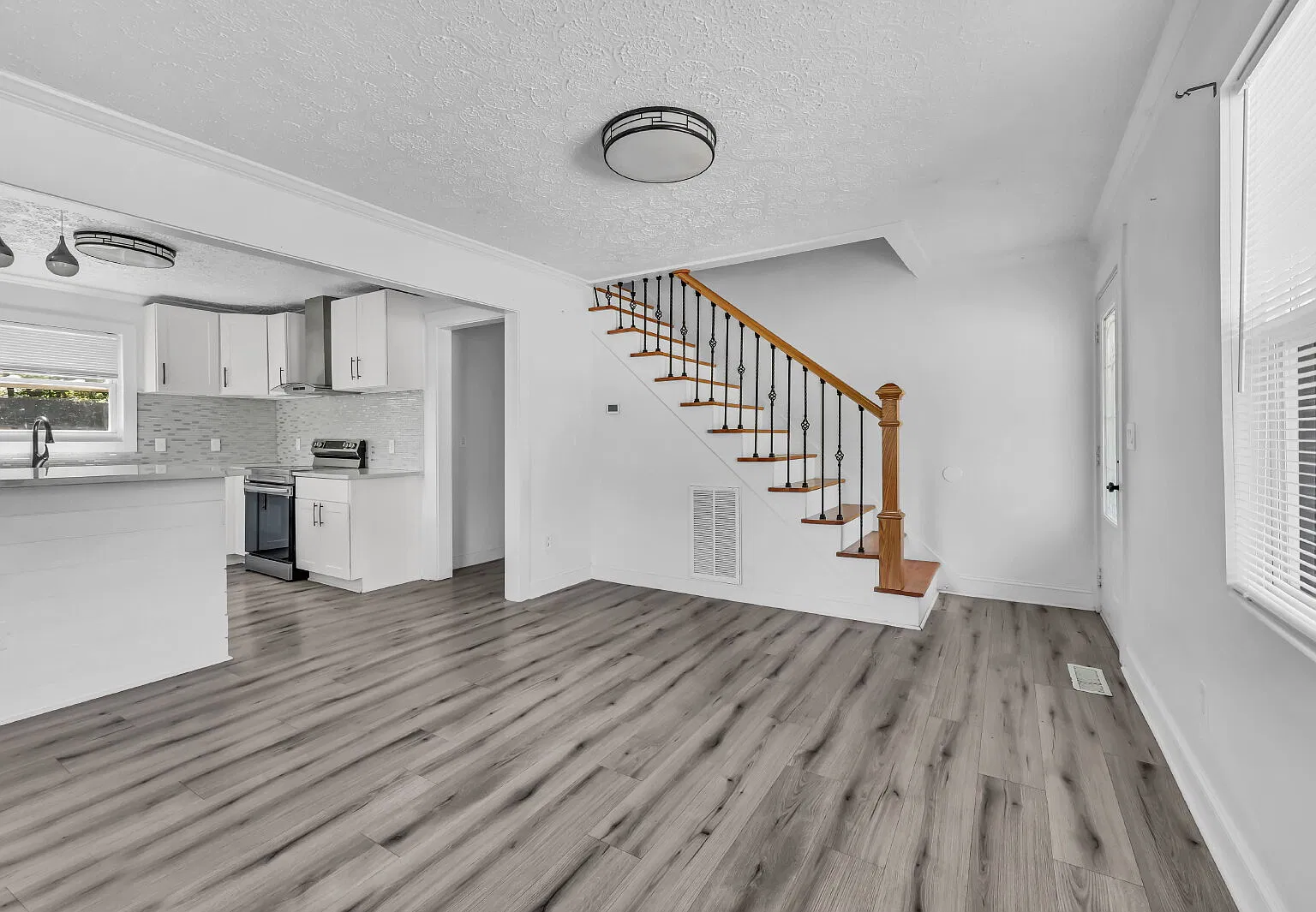 2 bed, 1.0 bath, 768 sqft, $1,900 — Photo 4