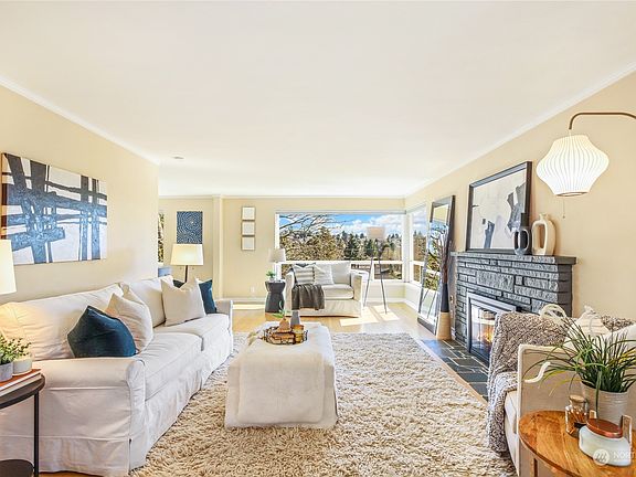 3rd image of 2656 Bishop Place W
