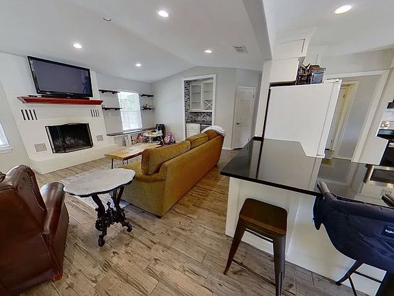 4th image of 323 Cardinal Dr
