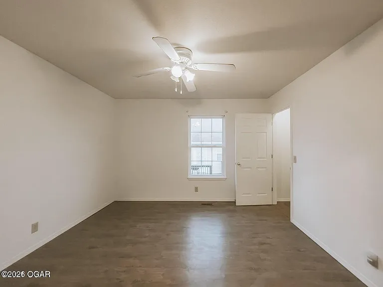 914 Briarview Dr — Photo 8