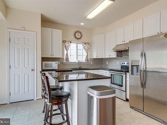 3rd image of 6805 Hollow Glen Ct