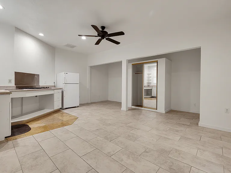 638 E 1st St #3 — Photo 15