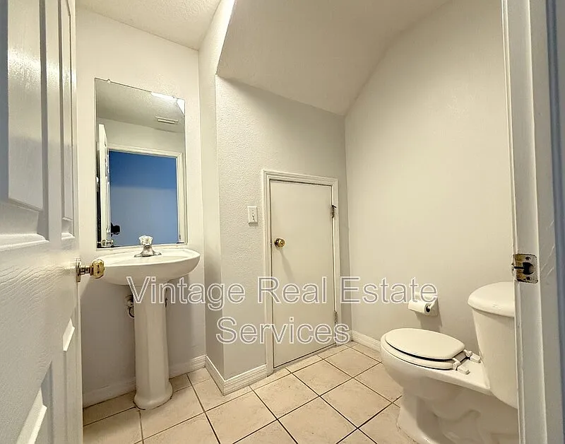 2 bed, 2.5 bath, 1560 sqft, $1,950 — Photo 3