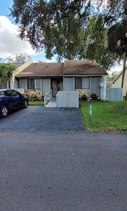 1st image of 518 Palace Dr