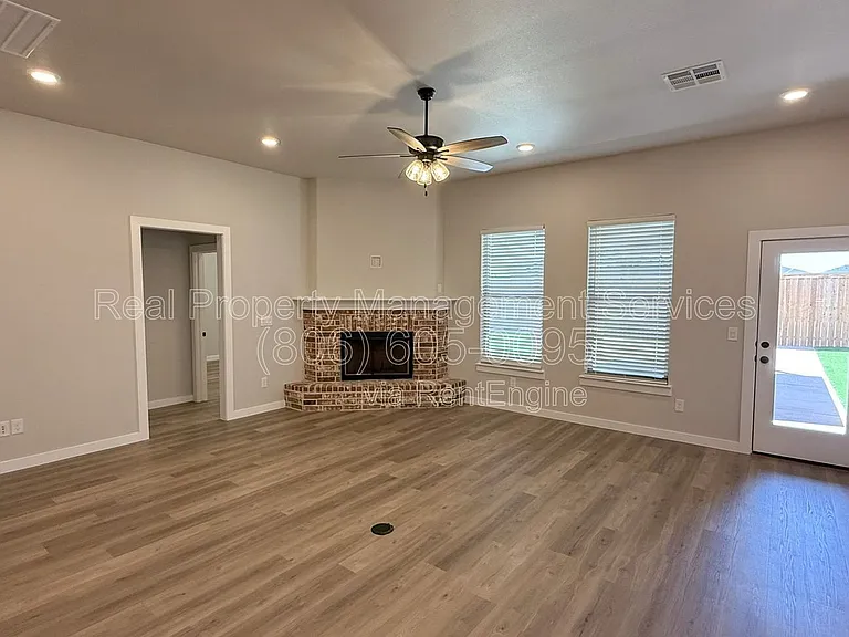 2915 Tractor Ave — Photo 2