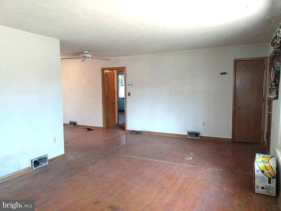 5th image of 135 Oak Forest Dr