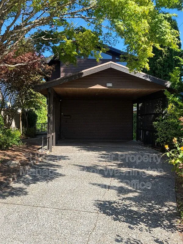 3 bed, 2.5 bath, 2340 sqft, $4,300 — Photo 1