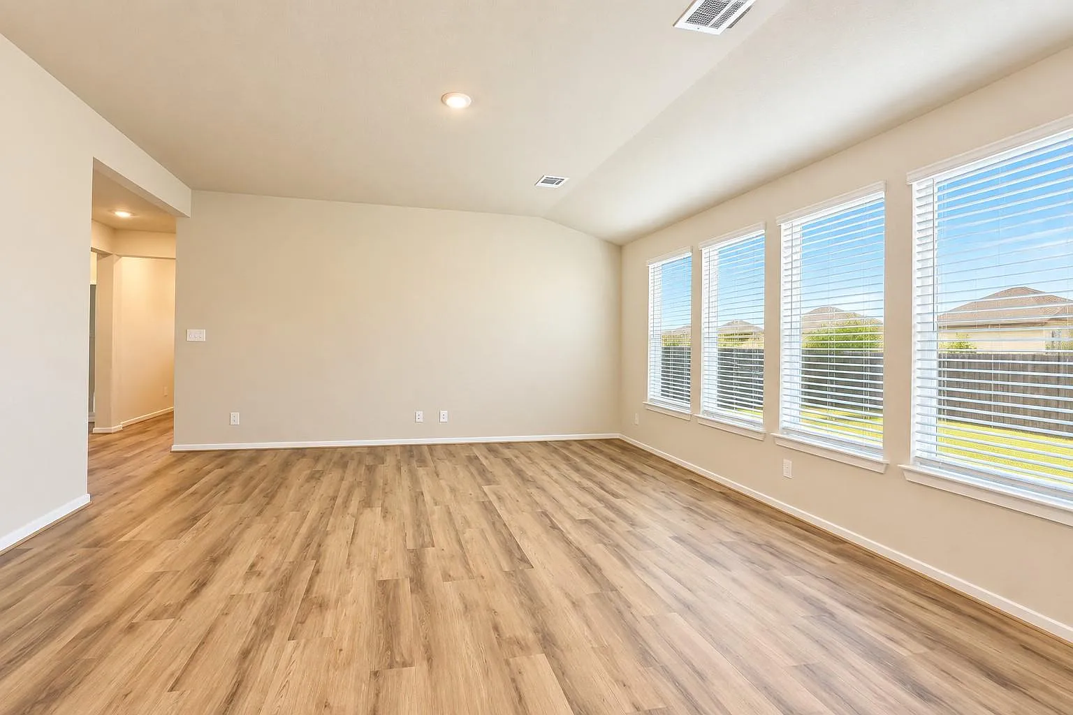 3 bed, 2.0 bath, 1857 sqft, $2,100 — Photo 4