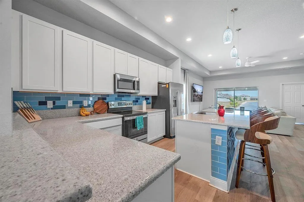 3 bed, 2.0 bath, 1664 sqft, $2,700 — Photo 3