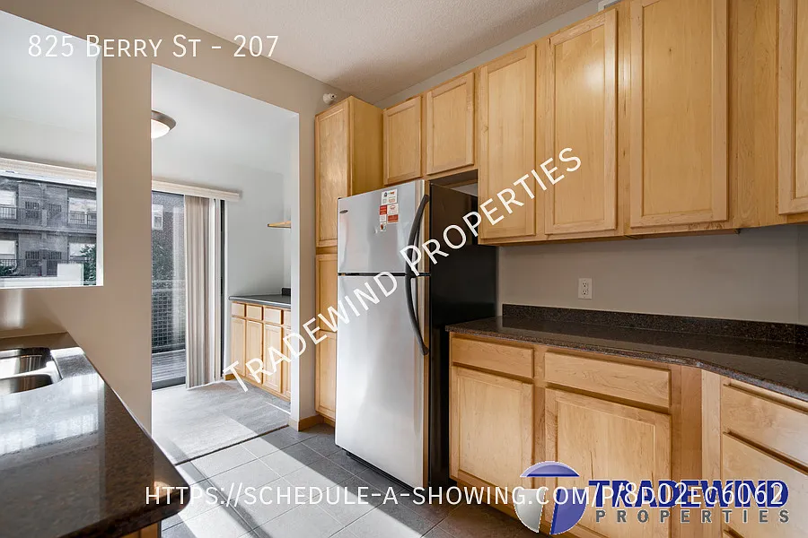 Fantastic 2 Bed 2 Bath Condo — Photo 2