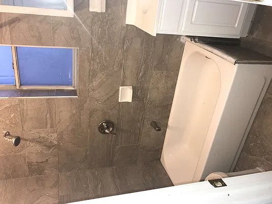 Rented by Realty 2000 Associates Ltd | media 8