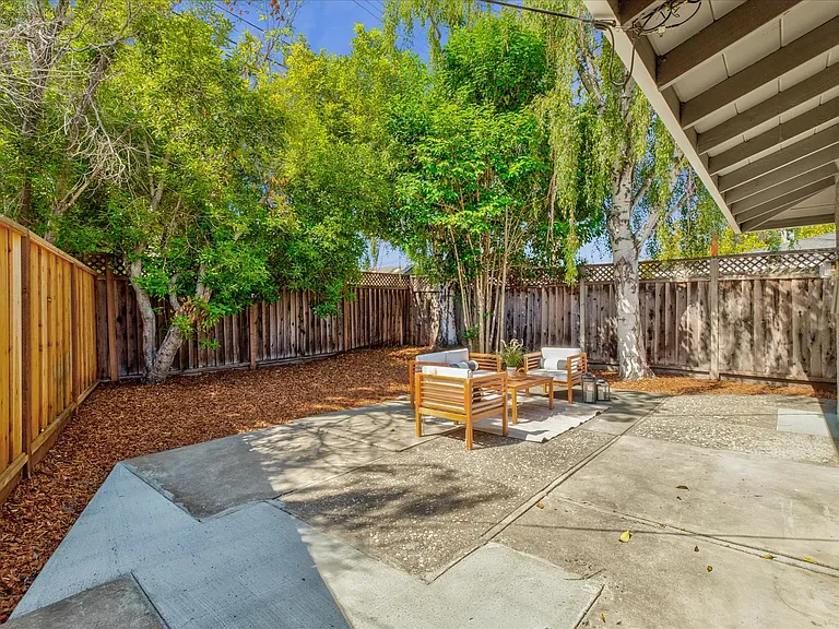 1204 Manchester Dr — Photo 25