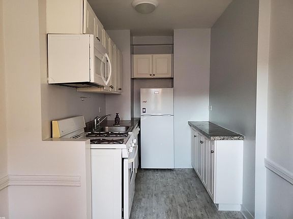 3rd image of 1102 N Dearborn St #823