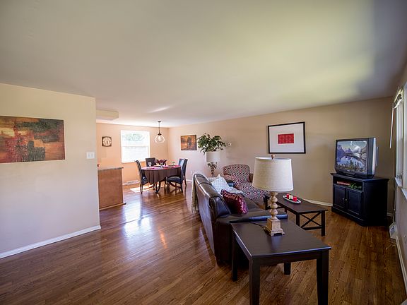 4th image of 33 Cherokee Dr