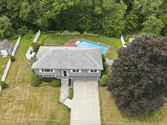 2nd image of 10 Wildwood Dr