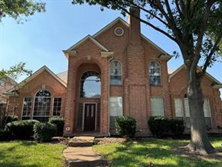 1100 Hunters Creek Dr — Photo 1