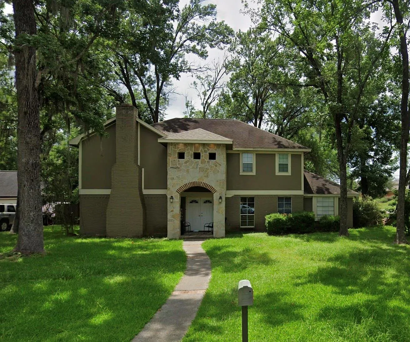 4 bed, 2.5 bath, 2729 sqft, $2,195 — Photo 1