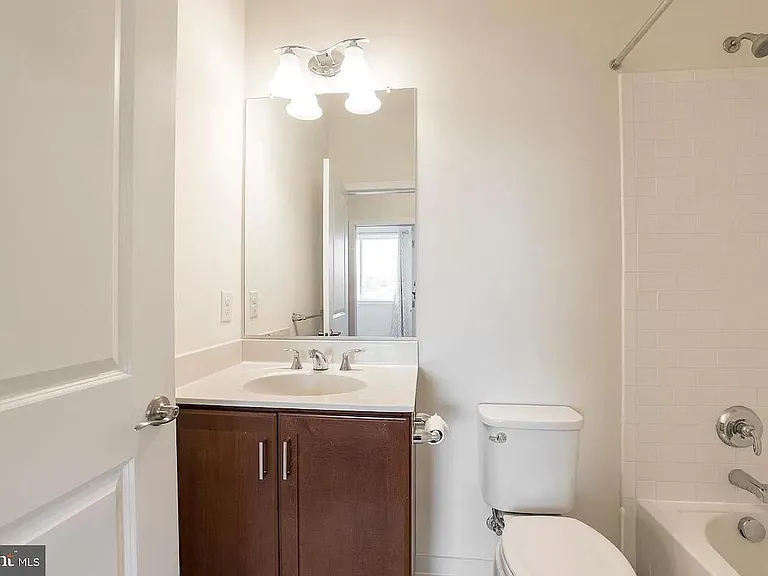 813 Lakeview Ct #44L — Photo 26