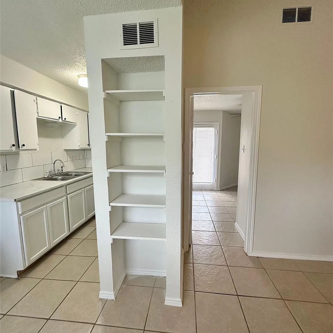 1 bed, 1.0 bath, 450 sqft, $950 — Photo 2