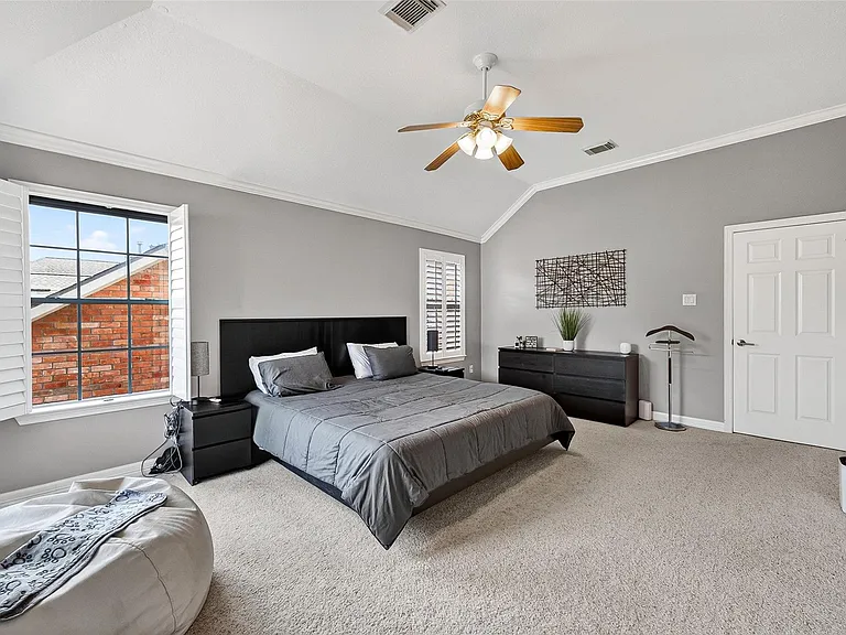 1015 Enclave Sq S — Photo 32