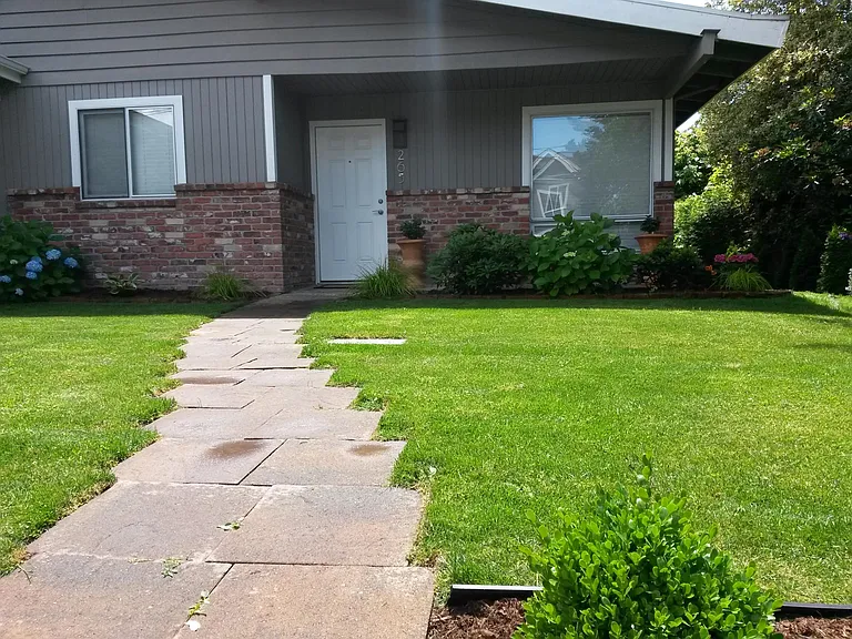 265 NE Alder St — Photo 2