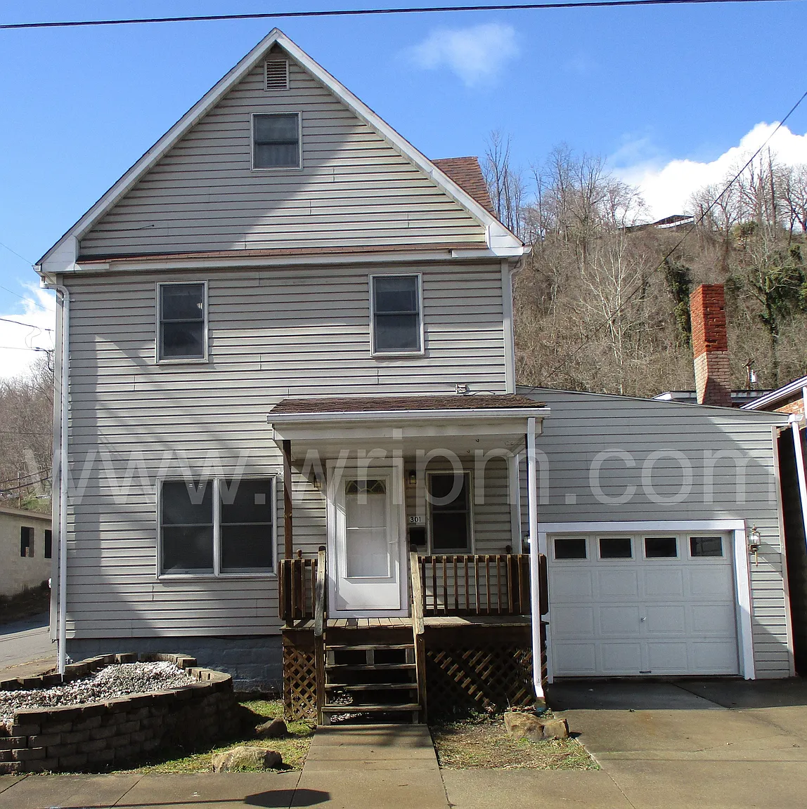 301 Middle St photo 1