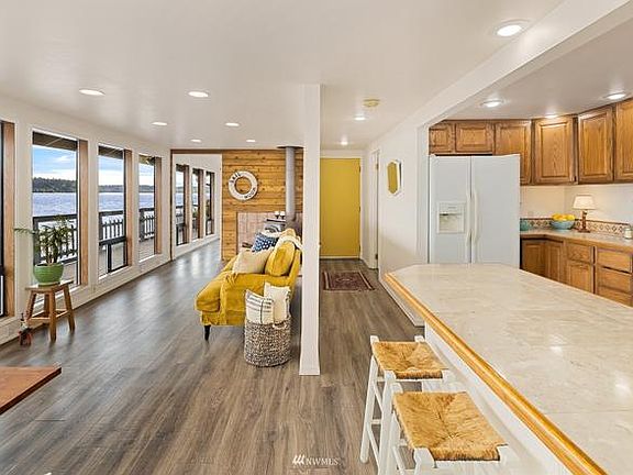 Kitchen (not show in pictures - repainted cupboards)