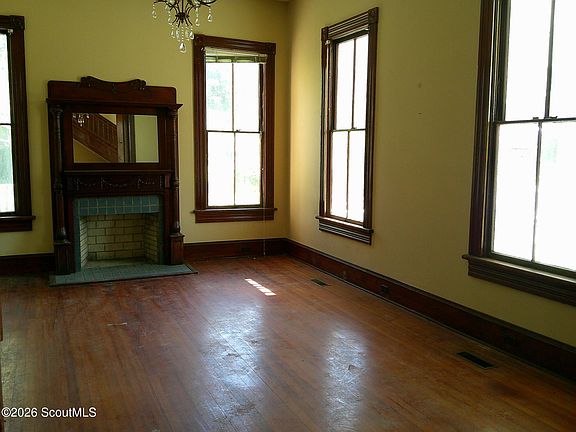 5th image of 405 Gilmore St