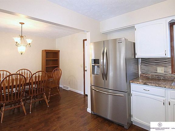 5th image of 8804 Park View Blvd