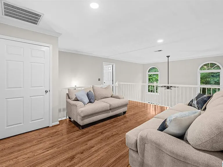 504 Hillock Trce — Photo 32