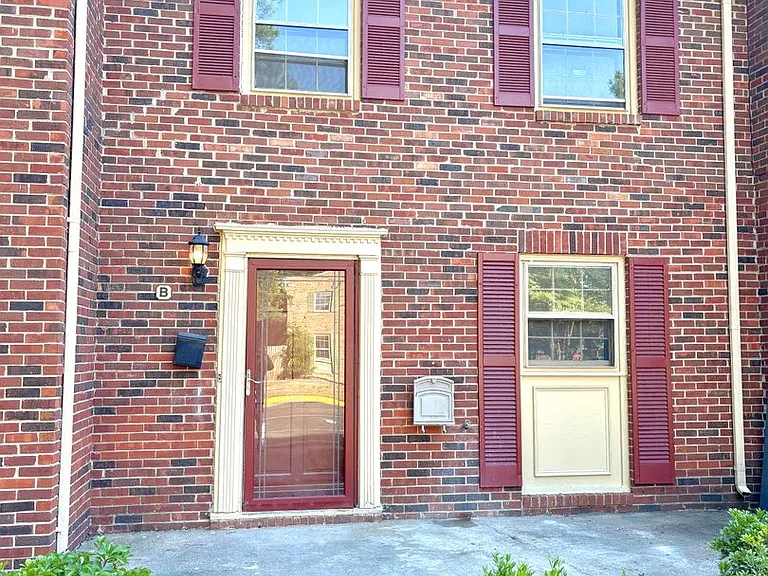 396 Deputy Ln #B — Photo 1