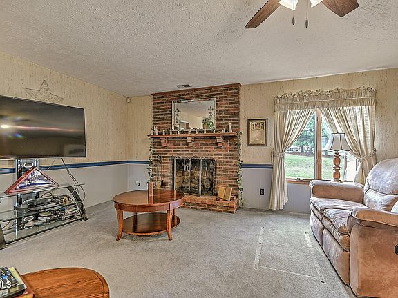 2nd image of 805 Clairmont Rd