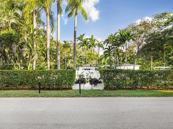 3rd image of 4085 Poinciana Ave