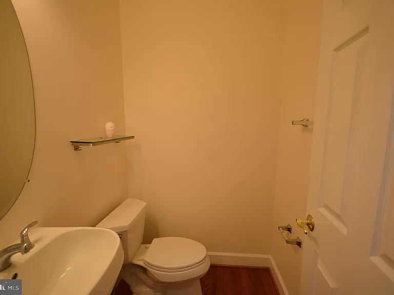 819 Royal Cres — Photo 35