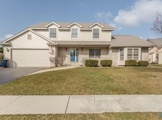 5739 Foxpointe Dr, Sylvania, OH 43560