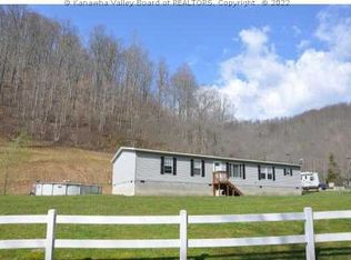 587 Stringers Branch Rd, Peytona, WV 25154