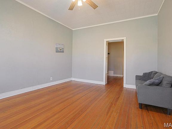 5th image of 122 W Courtois St