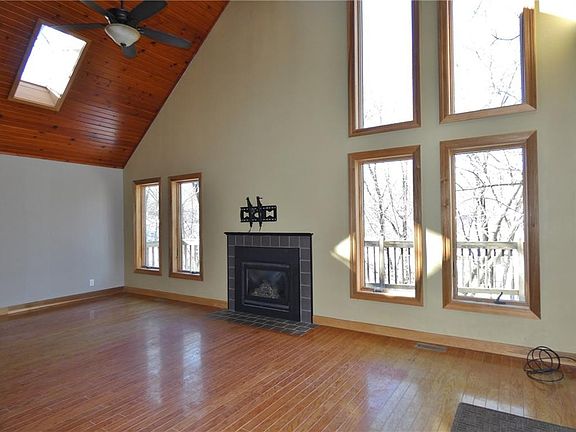 4th image of 111 Lakeside Dr