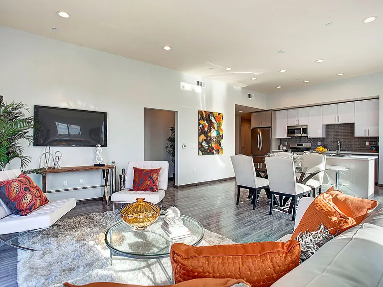 10815 Missouri Ave — Photo 11