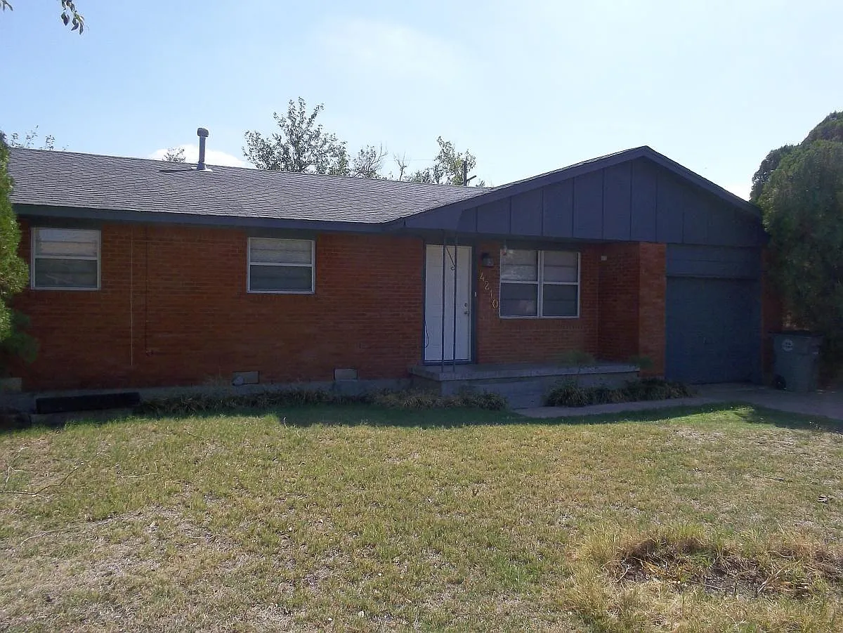 3 bed, 1000 sqft, $825 — Photo 2