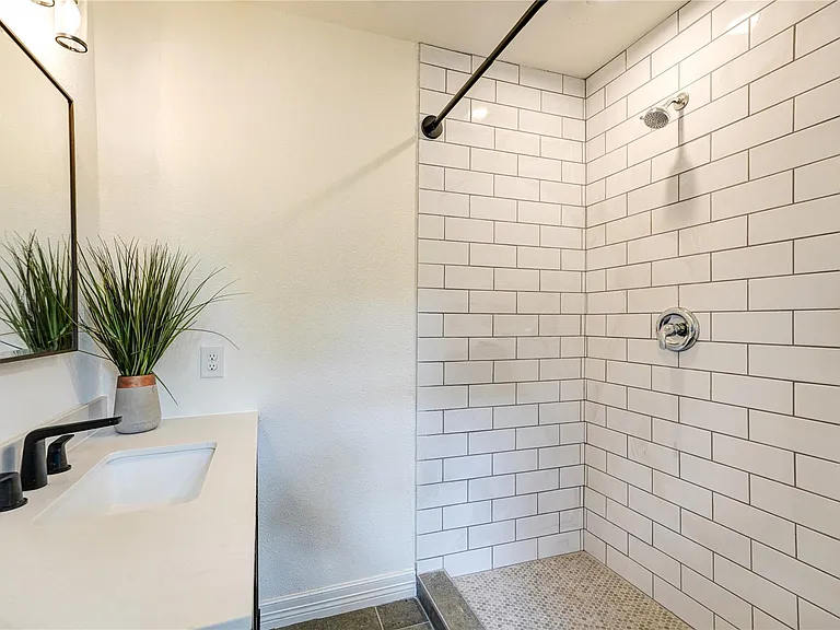 1319 Elm St — Photo 34