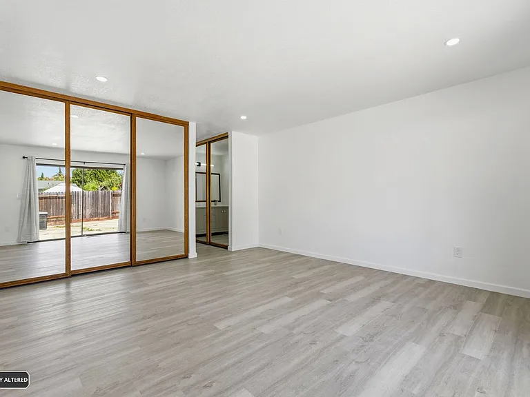 800 Locust Dr — Photo 39