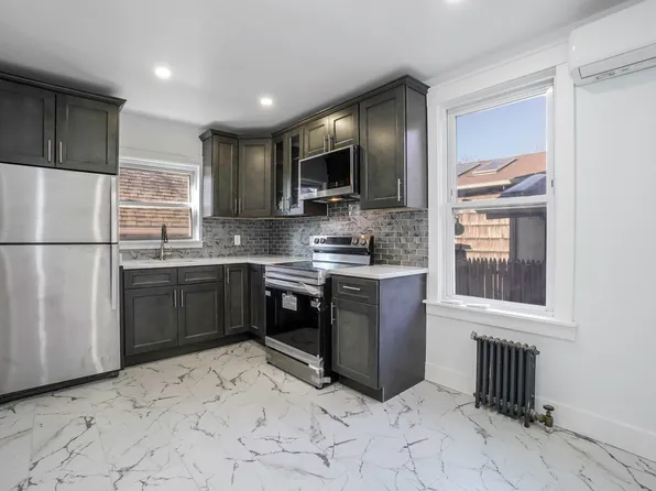 3087 Alan Place image 1 of 7