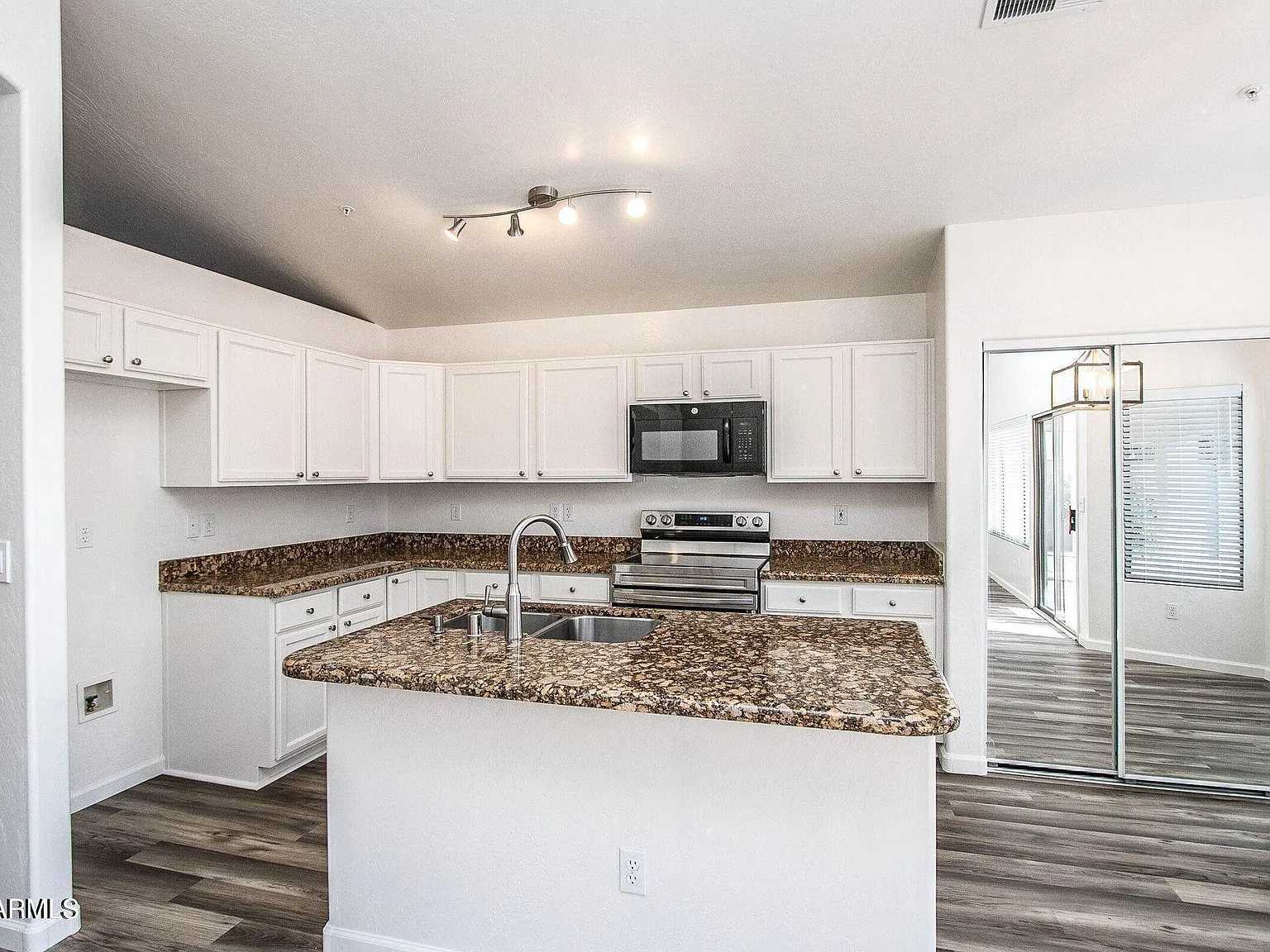 3 bed, 2.0 bath, 1791 sqft, $3,200 — Photo 2