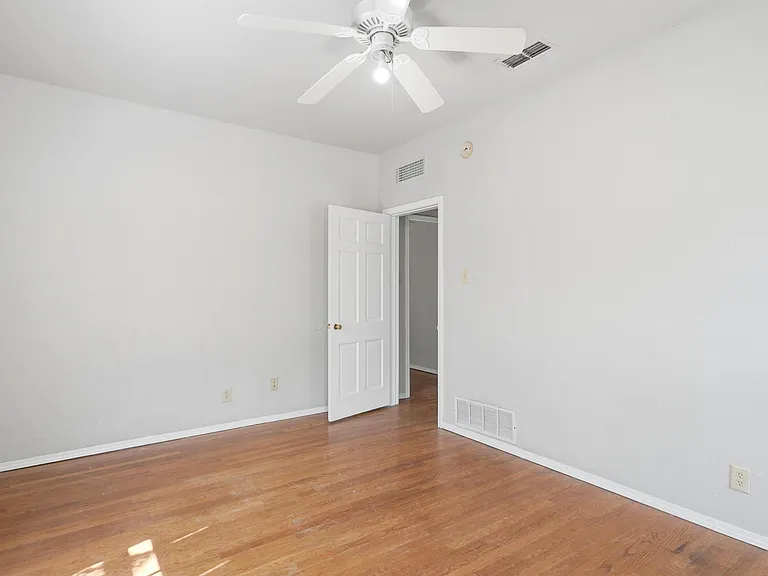 1041 Albany St — Photo 19
