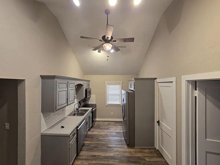 929 E Blue Ridge Blvd — Photo 17