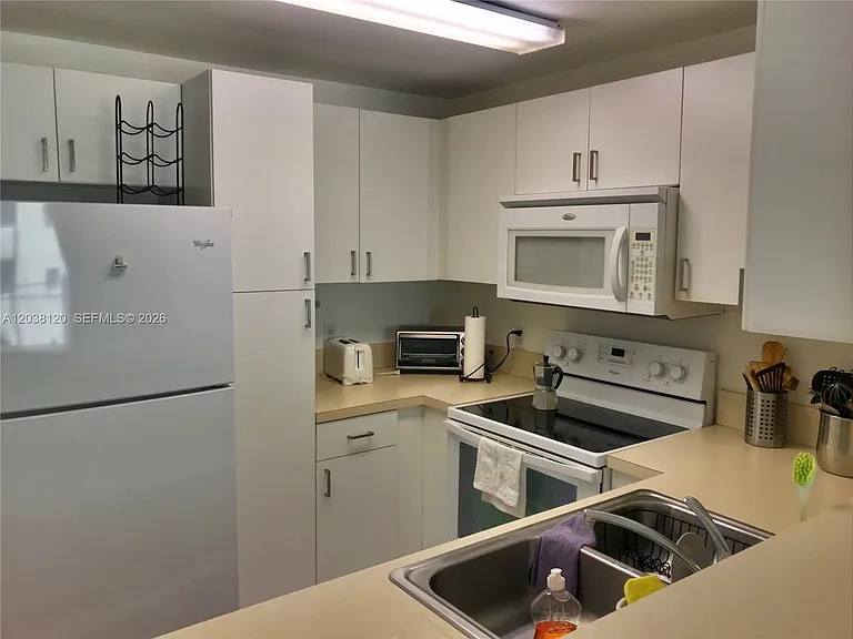 185 SE 14th Ter #1401 — Photo 6